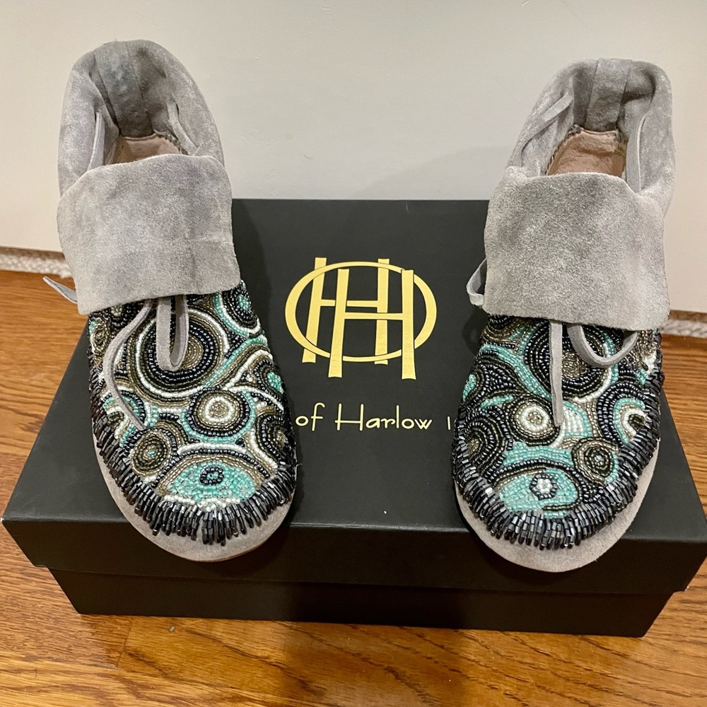 House of Harlow 1960 EUC. EU Sz 37 US Sz 7. Beaded. Dove Grey.